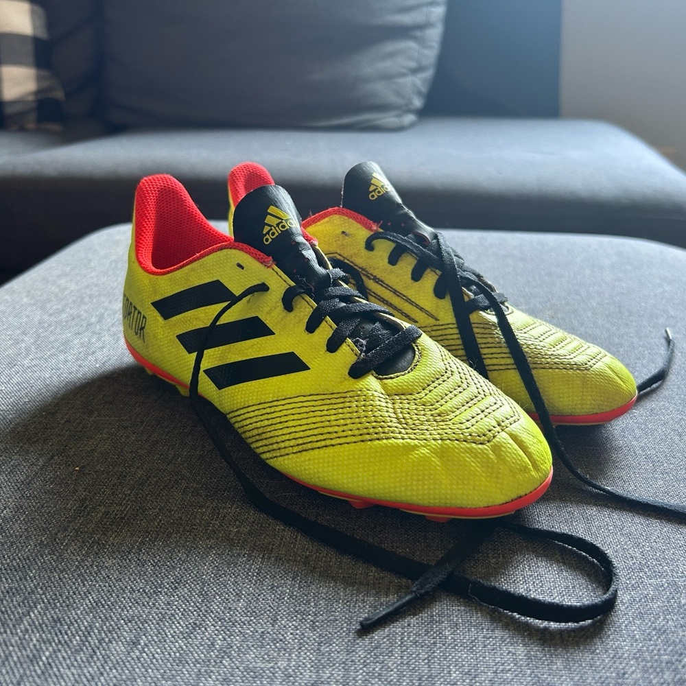 Boys Adidas Predator Soccer Cleats size 4